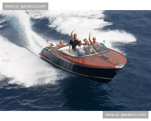 快艇驾驭水上速度激情畅享夏日海洋探险乐趣